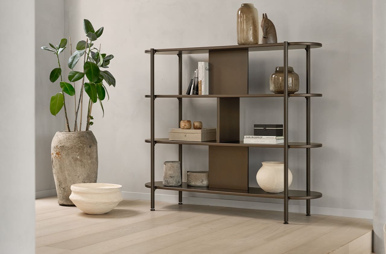 Highboard in warmem Metallton mit offener, moderner Struktur.